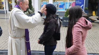 Irski biskup usprkos oštroj hladnoći pepeljao vjernike na ulicama