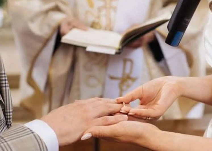 Svećenik šokirao mladence, na vjenčanju im poručio da se svađaju što češće