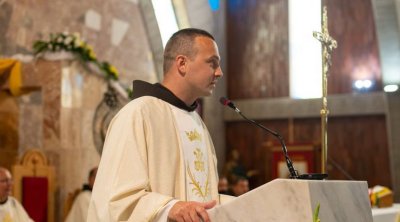 Fra Marin Mikulić upozorio: &ldquo;Za novac skidamo križ sa zida?&rdquo;