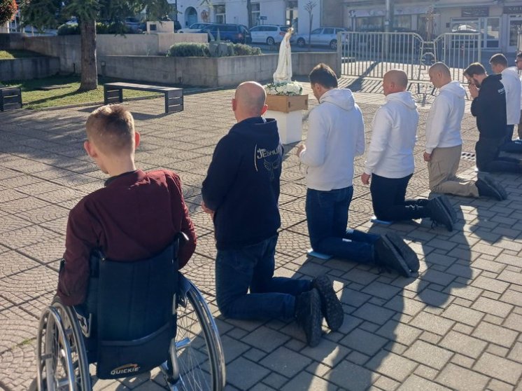 FOTO Marijini ratnici okupili vjernike u Ljubuškom, molili za Bezgrešno Srce Marijino ispred crkve svete Kate