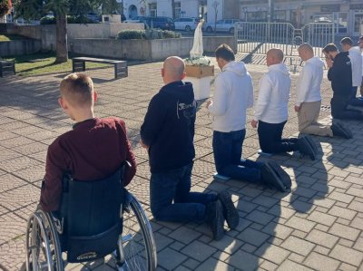 FOTO Marijini ratnici okupili vjernike u Ljubuškom, molili za Bezgrešno Srce Marijino ispred crkve svete Kate