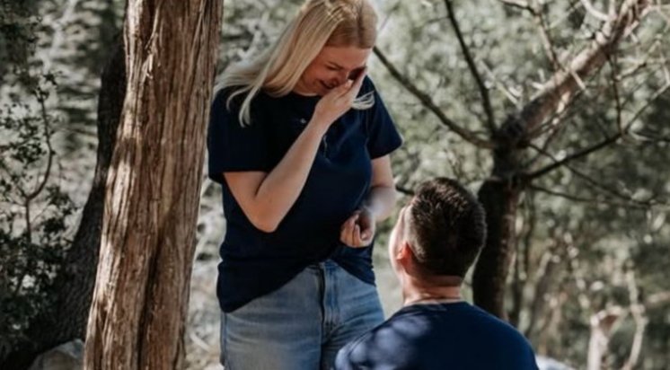 FOTO Romantična prosidba na Brdu Ukazanja: Kleknuo pred njom nakon molitve