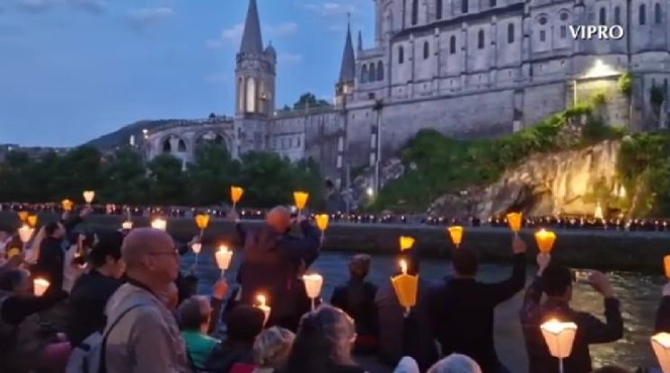 Marijanska procesija sa svijećama u Lurdu
