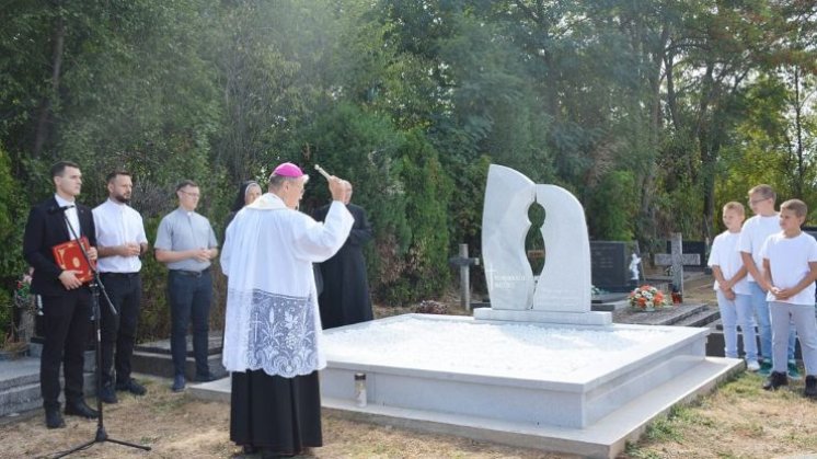 U Đakovu blagoslovljena grobnica za nerođene