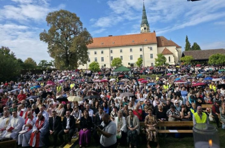 Moći svetog Šarbela privukle tisuće vjernika, izložena i relikvija svetog Pija
