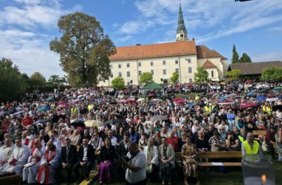 Moći svetog Šarbela privukle tisuće vjernika, izložena i relikvija svetog Pija