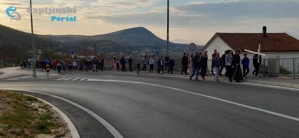 foto-capljinci-hodocastili-na-krizevac-noseci-veliki-kriz-2.jpg