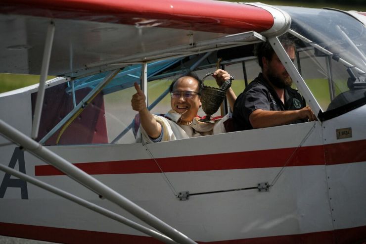 svecenik avion blagoslov